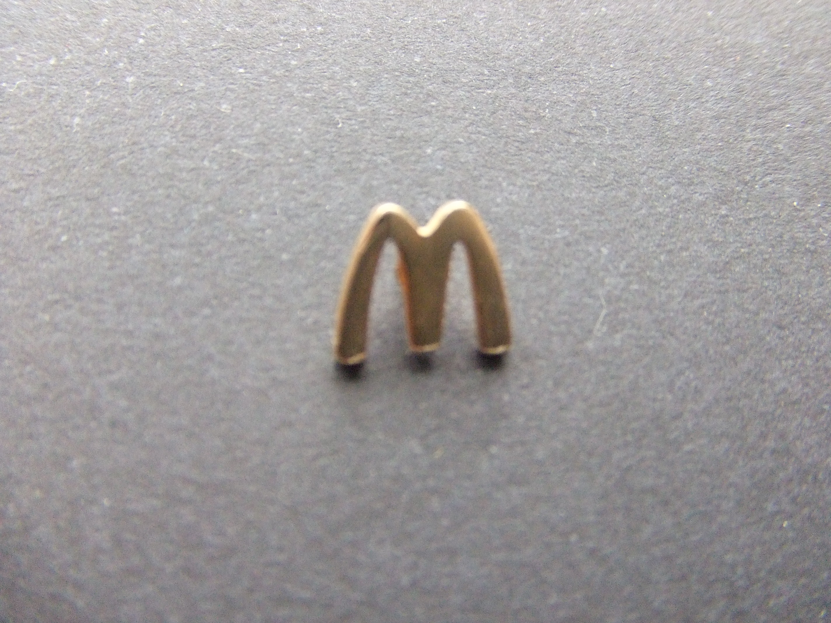 McDonald's logo goudkleurig